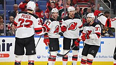 Hokejisté New Jersey se radují z gólu proti Buffalu.