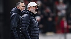 Jind�ich Trpi�ovský sleduje d�ní na h�i�ti v utkání s Mladou Boleslaví.