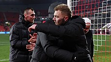 Jind�ich Stan�k na d�kova�ce po vít�zném duelu s Mladou Boleslaví.