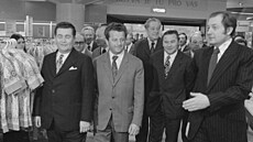 �len p�edsednictva ÚV KS� a vedoucí tajemník MV KS� Antonín Kapek (druhý zleva)...