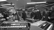 Odd�lení hudebních nástroj� b�hem slavnostního otev�ení obchodního domu ...