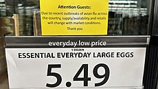 Odd�lení vajec v prodejn� Festival Foods v Mount Pleasant ve Wisconsinu. Nápis...