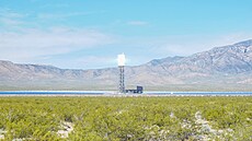 Svazky koncentrovaného slune�ního sv�tla ze zrcadel elektrárny jsou podle...