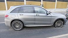 Policisté zastavili �idi�e kradeného vozu pomocí zastavovacího pásu.