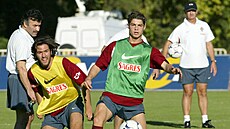 Osmnáctiletý Cristiano Ronaldo p�i tréninku s portugalskou reprezentací, vpravo...