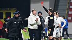 Liberecký realizaní tým v ele s trenérem Radoslavem Kováem protestuje pi...
