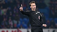 Rozhod�í Jan Bene� v utkání Plzn� s Libercem.