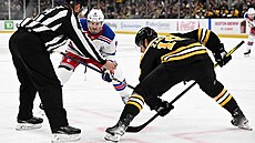 Úto�níci J.T. Miller z New York Rangers a Pavel Zacha z Bostonu se p�ipravují...