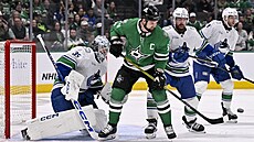 Úto�ník Dallasu Jamie Benn (uprost�ed) se tla�í p�ed branku Thatchera Demka z...