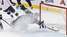 Branká� Utahu Karel Vejmelka se marn� natahuje po gólové st�ele Colombusu v...