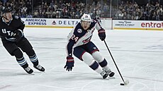 Úto�ník Columbusu Mathieu Olivier vede puk b�hem zápasu proti Utahu.