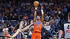 Aaron Wiggins z Oklahomy zakon�uje b�hem utkání proti Sacramentu.