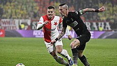 Tomá Hole ze Slavie a Jií Fleiman z Karviné spchají za balonem.