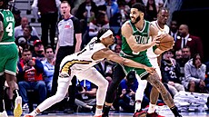 Brandon Boston (vlevo) z New Orleans se sna�í zastavit Jaysona Tatuma z Bostonu.