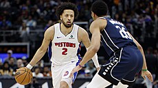 Cade Cunningham z Detroitu se sna�í obejít soupe�e.