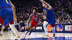 Kelly Oubre z Philadelphie se sna�í obejít Nikolu Joki�e z Denveru.