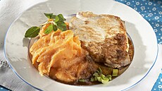 Vep�ové kotlety s mrkvovou ka�í