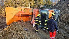 U Jeov na Klatovsku pevrátil vysypávaný náklad velké nákladní auto. Pro...