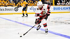 Claude Giroux s pukem na holi.
