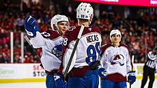 Martin Neas slaví branku se spoluhráem Artturim Lehkonenem.