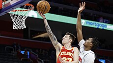 Vít Krej�í zakon�uje p�es Ausara Thompsona.