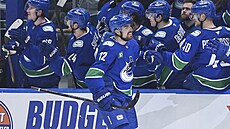 Filip Chytil slaví branku se spoluhrái z Vancouveru.
