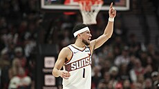 Devin Booker gestikuluje v zápase proti Portlandu.