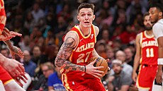 Vít Krej�í s mí�em b�hem útoku Atlanty.