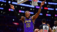 LeBron James slaví ko�.