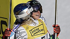 Ester Ledecká se objímá s Ilkou �tuhecovou po dojezdu mistrovského sjezdu.