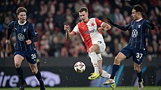 Daniel Fila se sna�í udr�et mí� mezi dv�ma hrá�i Malmö.