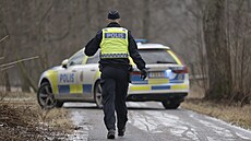 �védská policie zasahuje u �koly ve m�st� Örebro. (4. února 2025)