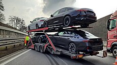 Utr�ený p�ív�s s luxusními auty zablokoval poblí� Hustope�í oba pruhy dálnice...