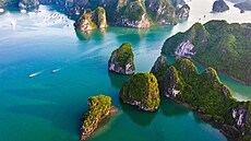 Zátoka Ha Long ve Vietnamu je známá tisíci skalnatými ostrvky vynoujícími se...