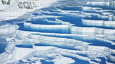 Pamukkale, neboli v ture�tin� �Bavln�ný hrad�, je známý svými bílými terasami...