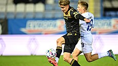 Liberecký Michal Hlavatý (vpravo) atakuje ostravského Tomá�e Zlatohlávka. V té...