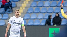 Liberecký kapitán Jan Mikula u v úvodu utkání s Baníkem Ostrava vidí ervenou...