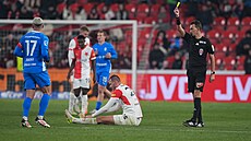 Sudí Jan Bene� ud�luje �lutou kartu boleslavskému kapitánovi Markovi Suchému za...