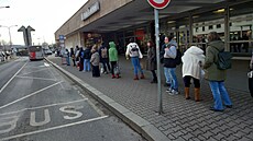 Podobné je to s frontou napíklad na smíchovském nádraí.