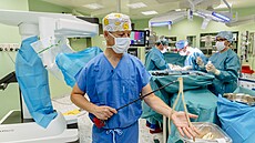 Operace výdut� b�i�ní aorty pomocí robota Da Vinci Xi.