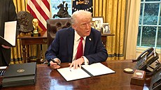 Pom��eme vám vým�nou za vzácné nerosty, �ádá po Ukrajin� Trump