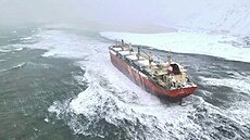 ínská nákladní lo uvázla u Sachalinu. (9.2.2025)