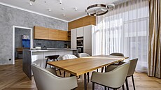 St�l Em Table Jeana Prouvého z roku 1950 a �aloun�né �idle Softshell Chiar...