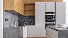 Kuchy� zhotovená na míru je vybavena spot�ebi�i Miele.