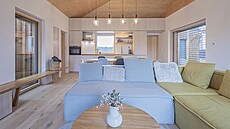 Interiér je zalo�ený na h�ejivých tónech d�eva, které architekti doplnili o...