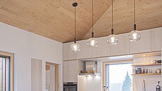 Interiér je zaloený na hejivých tónech deva, které architekti doplnili o...
