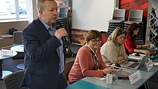 Úvodní slovo pronesl hejtman Richard Brabec. Vedle n�j sedí Iva Dvo�áková,...