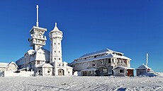 Hotel na vrcholu kru�nohorského Klínovce s p�ilehlou rozhlednou a sousedním...