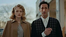 Z filmu Brutalista. V hlavní roli americký herec Adrien Brody (uprost�ed).