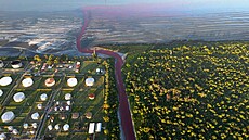 �eka blízko Buenos Aires se zbarvila do �ervena, v podez�ení je nedaleká...